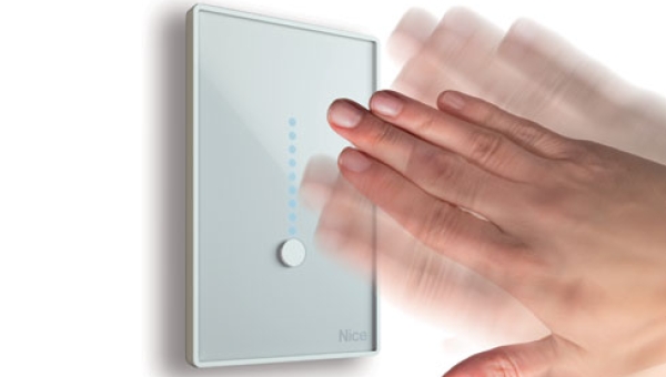 Innovativo comando touchless a parete che permette di gestire i sistemi di automazione con un semplice gesto.
